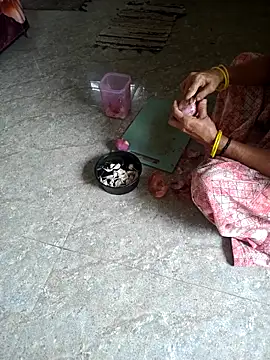 Snapshot of Tamilwifelove chatting on 12-22-25, 05:48 Tamilwifelove online show from 12-22-25, 05:48