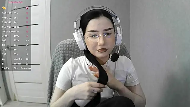 FaviolaHurl online show from 12-20-25, 06:04