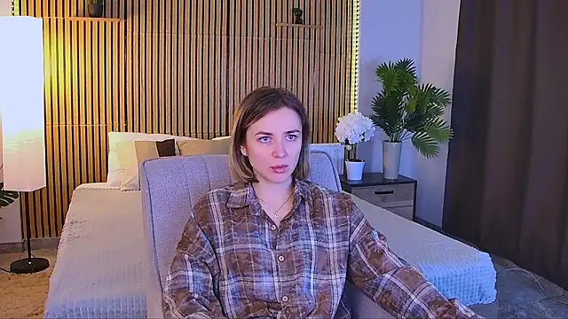 EmeraldGlow online show from 04-18-26, 02:32