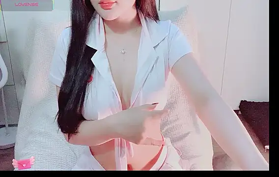 Snapshot of Junnatalie__ chatting on 01-13-26, 07:30 Junnatalie online show from 01-13-26, 07:30