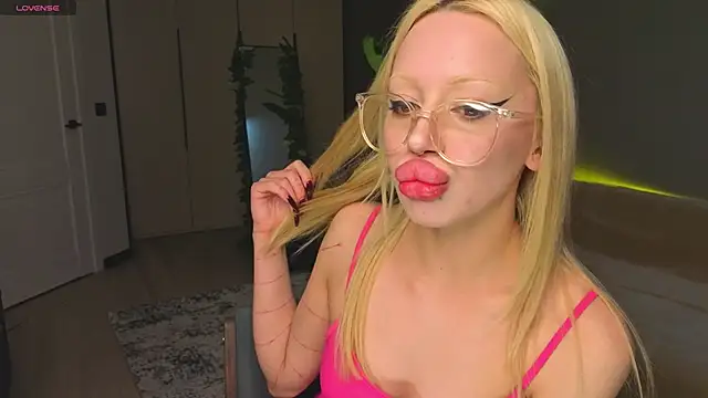 Luna Beverly online show from 04-19-26, 08:11