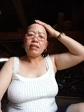 Snapshot of Agnes-baby chatting on 05-15-26, 11:34 Agnes-baby online show from 05-15-26, 11:34