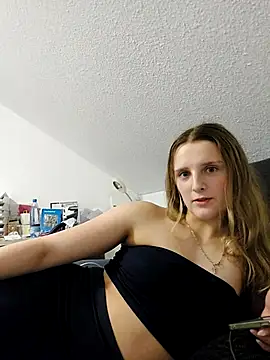 Snapshot of HotAlice69 chatting on 03-11-26, 04:35 HotAlice69 online show from 03-11-26, 04:35