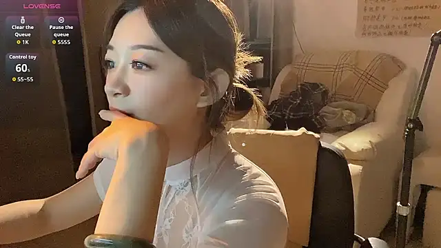 Snapshot of Xiaojuzi- chatting on 04-26-26, 01:31 Xiaojuzi- online show from 04-26-26, 01:31