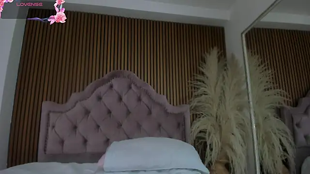 Violett hott  online show from 04-21-26, 12:22