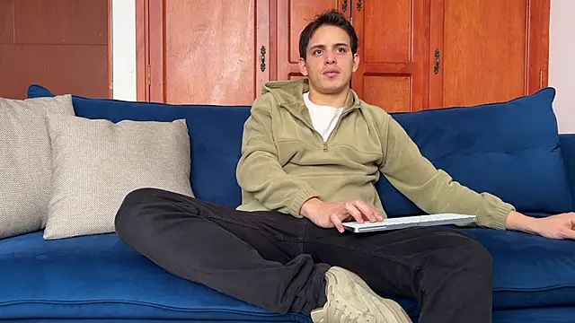 Snapshot of Enzho_liam chatting on 02-06-26, 05:05 Enzho liam online show from 02-06-26, 05:05