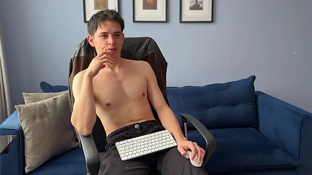 Snapshot of Enzho_liam chatting on 03-26-26, 06:35 Enzho liam online show from 03-26-26, 06:35