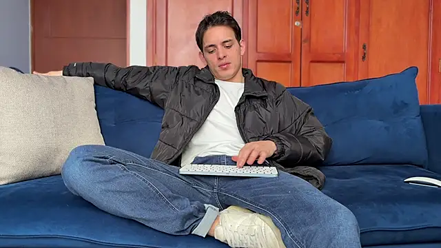 Snapshot of Enzho_liam chatting on 03-27-26, 04:51 Enzho liam online show from 03-27-26, 04:51