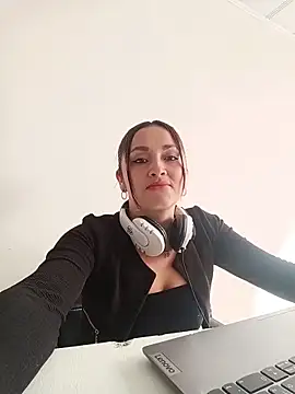 Alejandra N online show from 06-10-26, 01:21