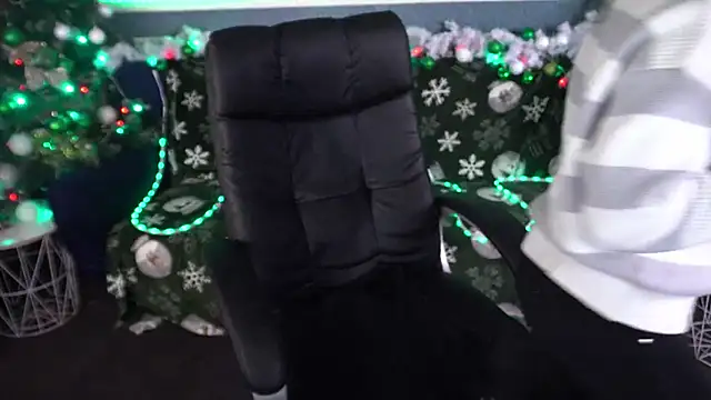 Dafni Monn online show from 12-16-25, 06:40