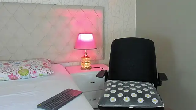 TinyRosee online show from 02-05-26, 08:02