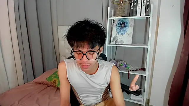 Snapshot of davincihugecock chatting on 02-16-26, 04:36 davincihugecock online show from 02-16-26, 04:36