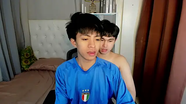 Snapshot of davincihugecock chatting on 02-17-26, 04:35 davincihugecock online show from 02-17-26, 04:35