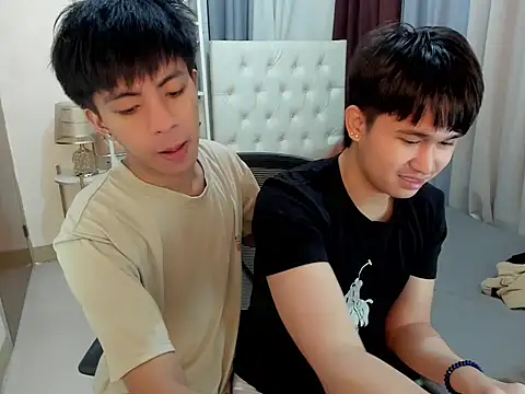 Snapshot of davincihugecock chatting on 03-10-26, 04:34 davincihugecock online show from 03-10-26, 04:34