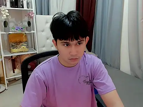 Snapshot of davincihugecock chatting on 03-11-26, 04:35 davincihugecock online show from 03-11-26, 04:35