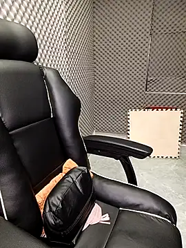 Shiny 68 online show from 04-24-26, 01:30