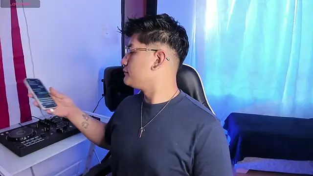 Theo Rowan online show from 04-22-26, 11:34