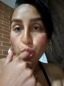 Snapshot of LunaRouuse_ chatting on 03-08-26, 02:04 LunaRouuse online show from 03-08-26, 02:04