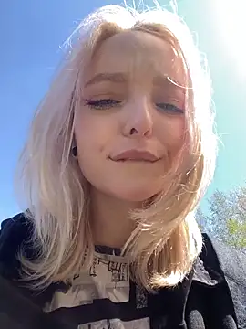 Snapshot of aka_Blonde chatting on 05-16-26, 05:37 aka Blonde online show from 05-16-26, 05:37
