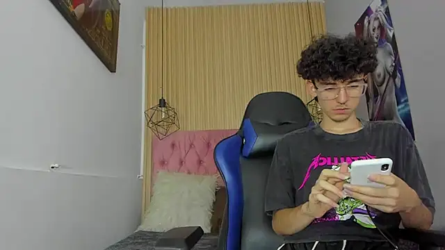 Snapshot of Syriussz chatting on 03-12-26, 12:50 Syriussz online show from 03-12-26, 12:50