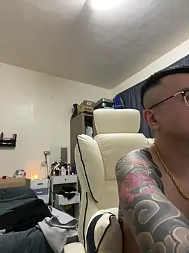 Snapshot of barry02082147 chatting on 12-19-25, 01:18 barry02082147 online show from 12-19-25, 01:18