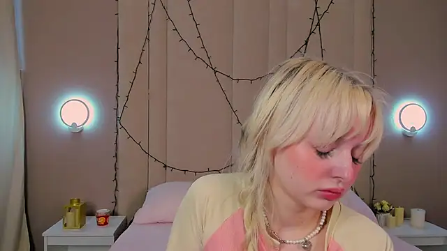 Snapshot of AdeleSilvy chatting on 06-08-26, 01:39 AdeleSilvy online show from 06-08-26, 01:39