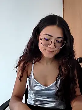 Snapshot of Freyarosse chatting on 03-05-26, 02:35 Freyarosse online show from 03-05-26, 02:35