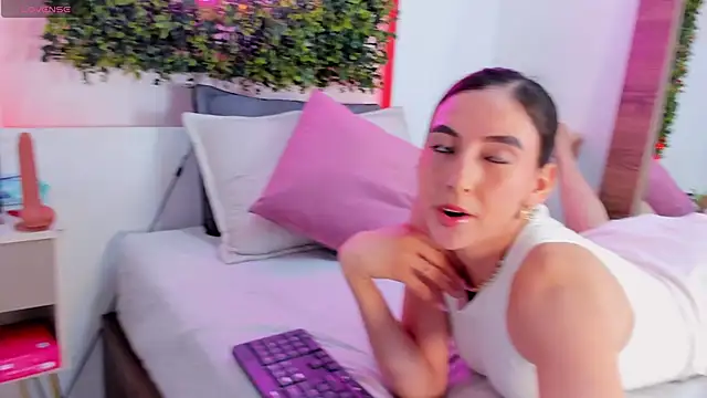 Snapshot of Itzel_Geneva chatting on 06-14-26, 03:14 Itzel Geneva online show from 06-14-26, 03:14