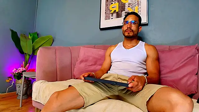 Snapshot of Vans_Ross chatting on 03-07-26, 07:22 Vans Ross online show from 03-07-26, 07:22