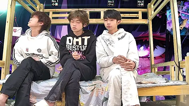 xiaohuangren01 online show from 03-18-26, 01:09