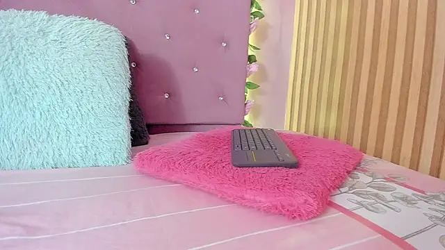 lovely  kiss   online show from 04-21-26, 06:23