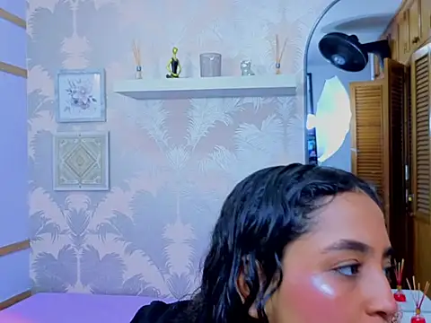 Snapshot of Emma_Thompssonn chatting on 02-05-26, 11:48 Emma Thompssonn online show from 02-05-26, 11:48