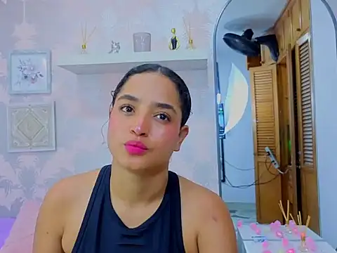 Snapshot of Emma_Thompssonn chatting on 02-19-26, 12:01 Emma Thompssonn online show from 02-19-26, 12:01