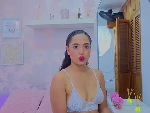 Snapshot of Emma_Thompssonn chatting on 02-26-26, 12:04 Emma Thompssonn online show from 02-26-26, 12:04