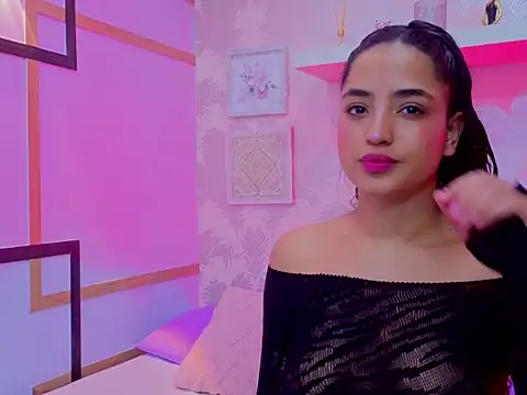 Snapshot of Emma_Thompssonn chatting on 03-07-26, 12:02 Emma Thompssonn online show from 03-07-26, 12:02