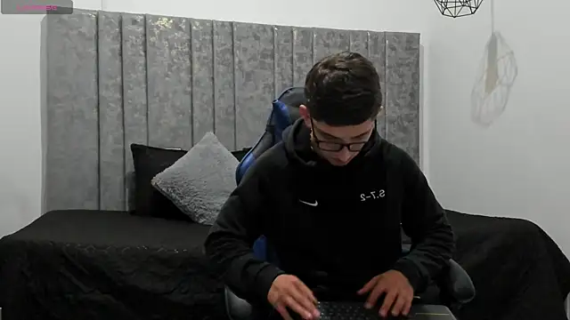 Calvin Hunter online show from 04-09-26, 02:00