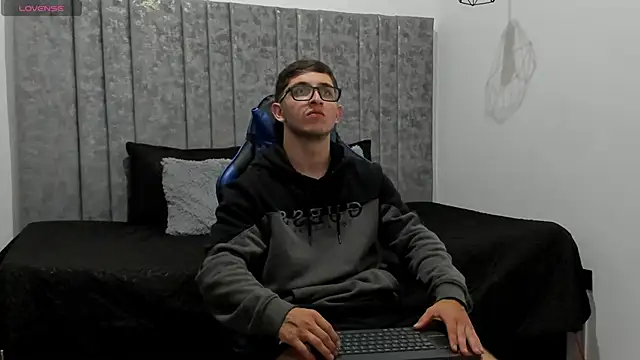 Calvin Hunter online show from 04-29-26, 02:04