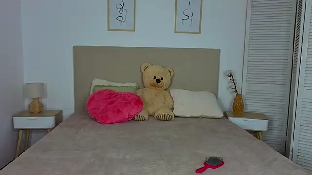 Snapshot of Silena_sky chatting on 02-15-26, 01:52 Silena sky online show from 02-15-26, 01:52