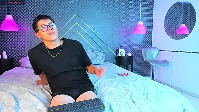 Snapshot of Evie_demn chatting on 02-20-26, 06:26 Evie demn online show from 02-20-26, 06:26