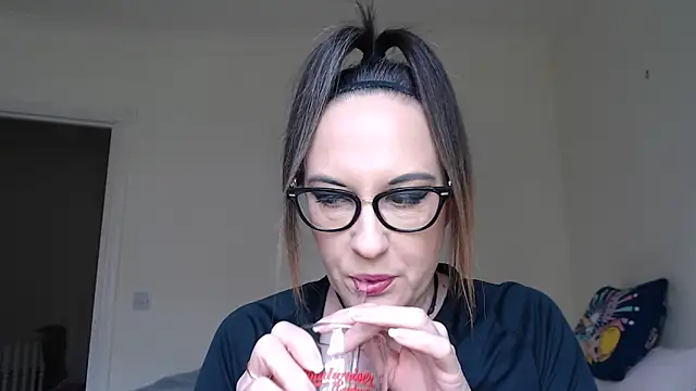 Snapshot of PsychicDominatrix chatting on 02-13-26, 01:40 PsychicDominatrix online show from 02-13-26, 01:40