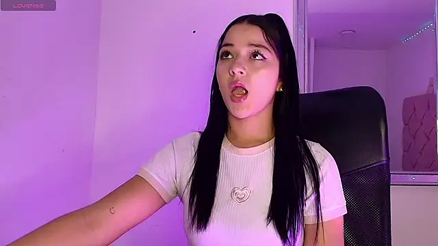 Snapshot of Minibombom chatting on 03-04-26, 01:39 Minibombom online show from 03-04-26, 01:39