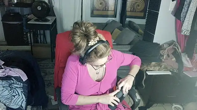 Snapshot of starandsky chatting on 05-19-26, 04:13 starandsky online show from 05-19-26, 04:13