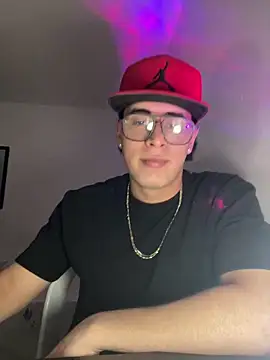 Snapshot of Maximuz1920 chatting on 03-17-26, 02:27 Maximuz1920 online show from 03-17-26, 02:27