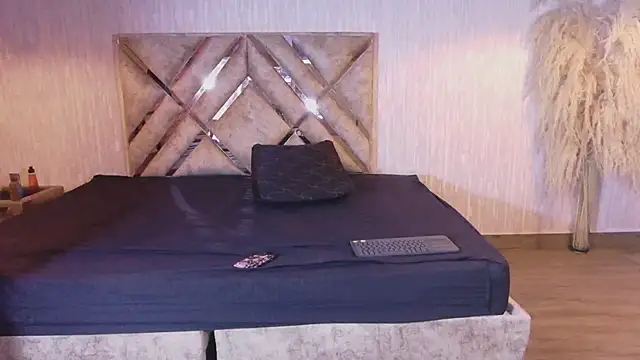 Red Scarlet16 online show from 04-24-26, 06:21