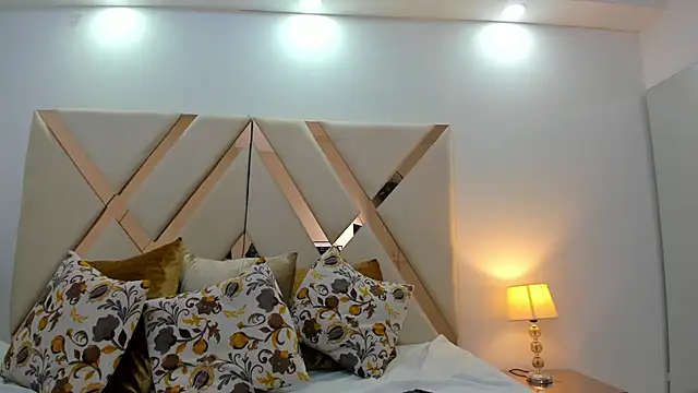 Snapshot of crystalstonee chatting on 06-12-26, 06:07 crystalstonee online show from 06-12-26, 06:07