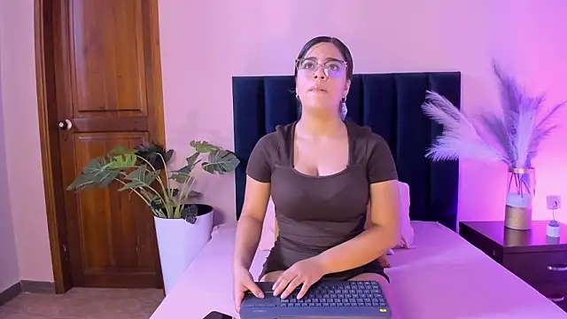 Snapshot of VaiaLowell chatting on 03-09-26, 06:12 VaiaLowell online show from 03-09-26, 06:12