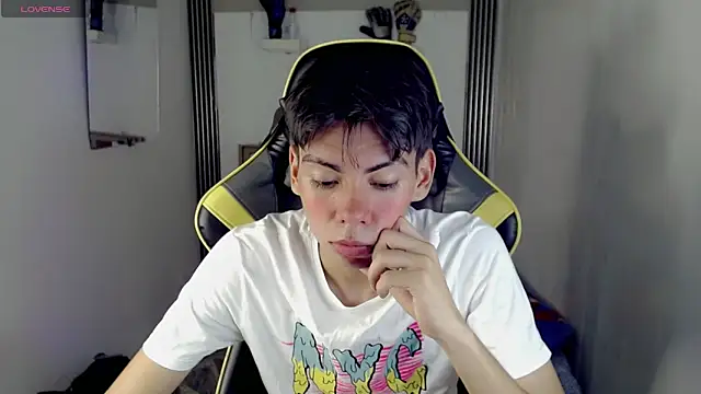 Snapshot of Liarr_ chatting on 05-07-26, 03:23 Liarr online show from 05-07-26, 03:23