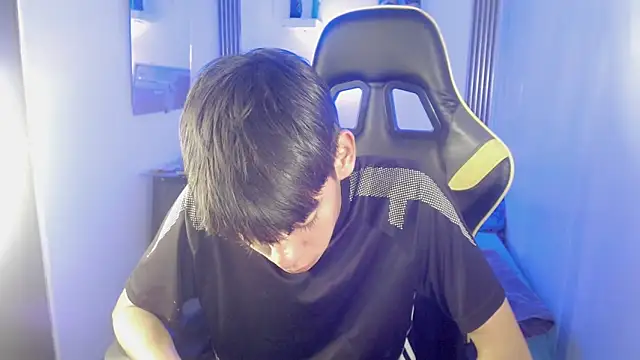 Snapshot of Liarr_ chatting on 05-12-26, 10:40 Liarr online show from 05-12-26, 10:40
