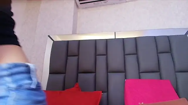 melany roberts  online show from 04-22-26, 03:09