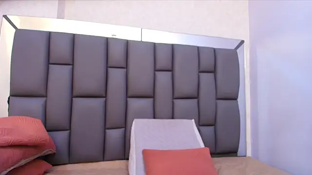 melany roberts  online show from 04-25-26, 03:31